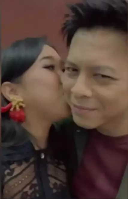 Kiky cium ariel © Instagram