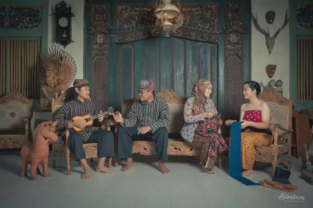 Pemotretan keluarga Uya adat jawa © 2020 brilio.net/ Instagram