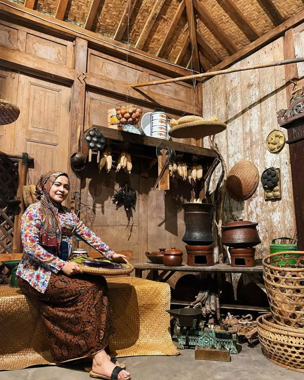 Pemotretan keluarga Uya adat jawa © 2020 brilio.net/ Instagram