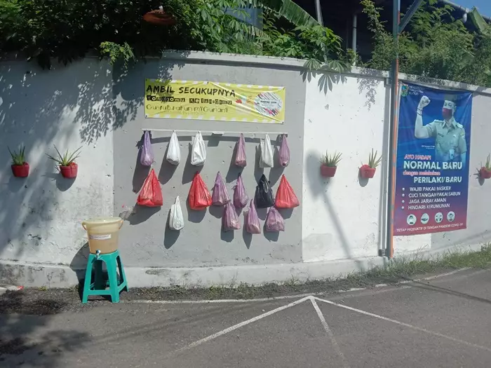 Sembako gantung di desa rendeng kudus © 2020 brilio.net