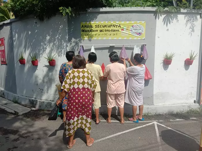 Sembako gantung di desa rendeng kudus © 2020 brilio.net