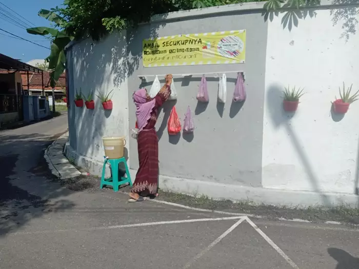 Sembako gantung di desa rendeng kudus © 2020 brilio.net