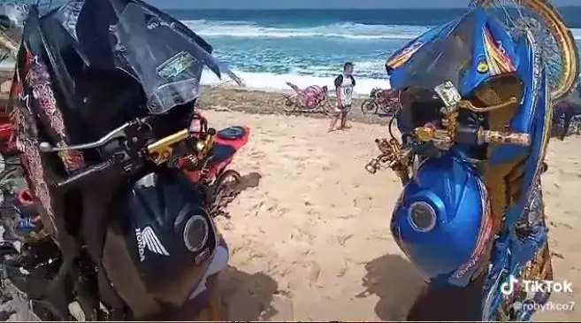 Tanam motor di pantai © 2020 brilio.net Tanam motor di pantai © 2020 brilio.net