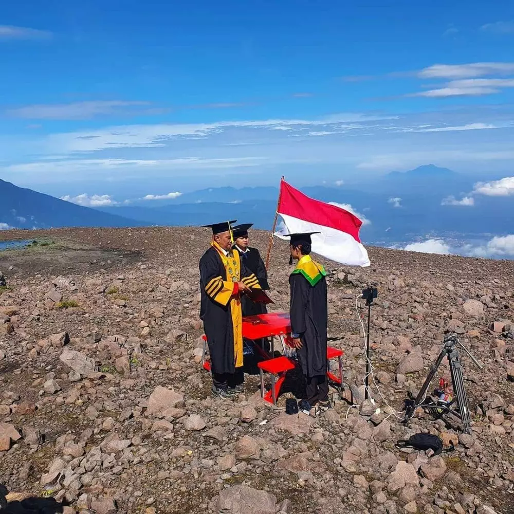 wisuda di puncak gunung © Instagram wisuda di puncak gunung © Instagram