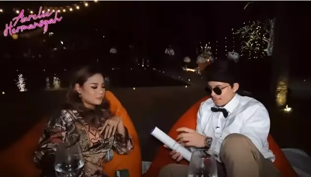 Momen Aurel beri kado untuk Atta Halilintar © Istimewa Momen Aurel beri kado untuk Atta Halilintar © Istimewa