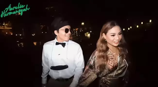 Momen Aurel beri kado untuk Atta Halilintar © Istimewa Momen Aurel beri kado untuk Atta Halilintar © Istimewa