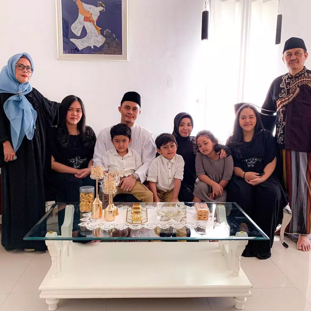 Aksi Fadel Islami ajarin anak naik sepeda tuai pujian Instagram Aksi Fadel Islami ajarin anak naik sepeda tuai pujian Instagram
