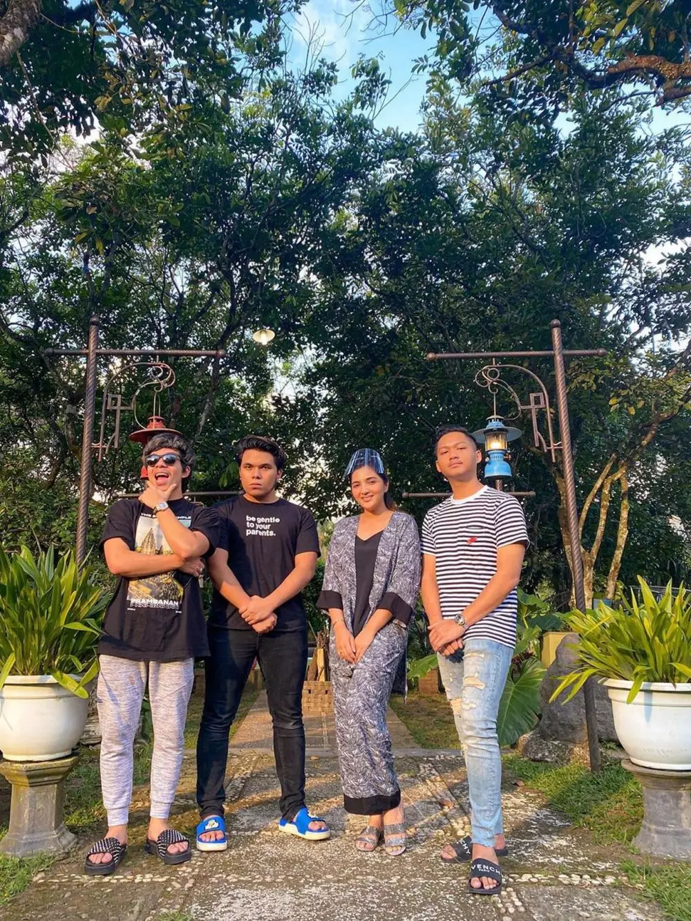 momen seleb liburan bareng keluarga pacar © Instagram