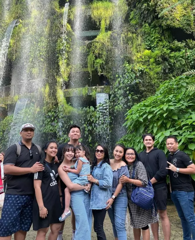 momen seleb liburan bareng keluarga pacar © Instagram