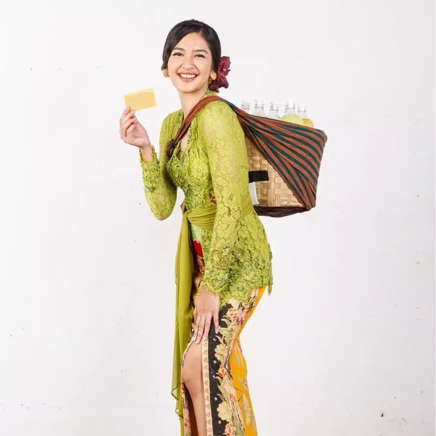 Seleb dandan ala mbok jamu © 2020 brilio.net