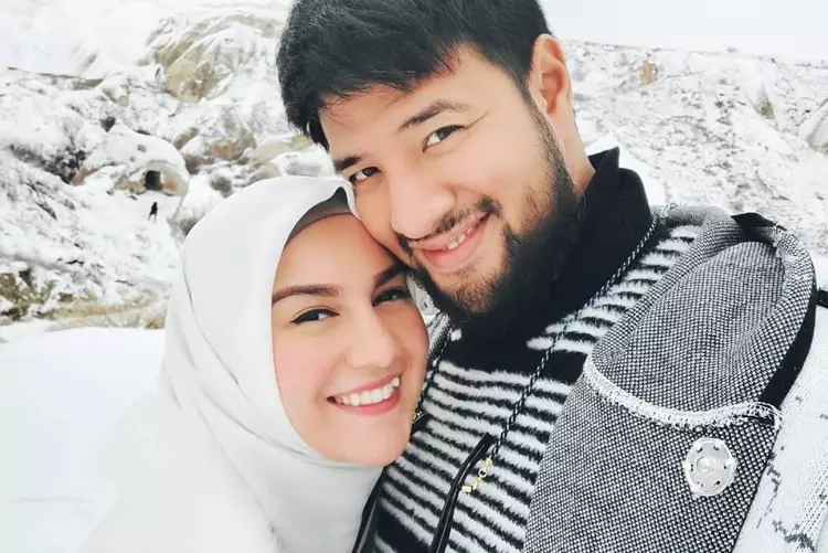 Pesinetron menikah dengan cewek blasteran  © 2020 brilio.net