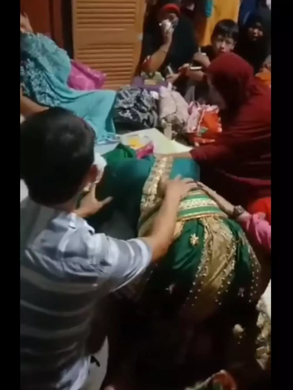 Pengantin menangis di depan jenazah ibu Facebook Pengantin menangis di depan jenazah ibu Facebook
