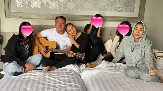 Kebersamaan Kalina dan keluarga Vicky Prasetyo © Istimewa