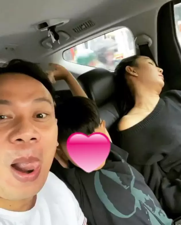 Kebersamaan Kalina dan keluarga Vicky Prasetyo © Istimewa