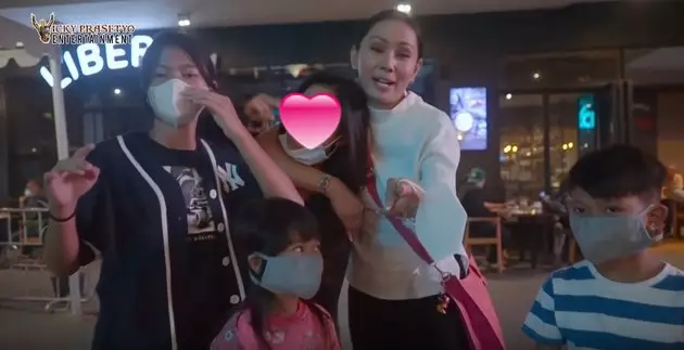 Kebersamaan Kalina dan keluarga Vicky Prasetyo © Istimewa