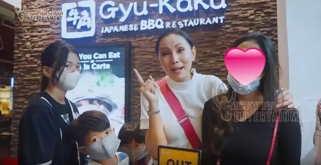 Kebersamaan Kalina dan keluarga Vicky Prasetyo © Istimewa