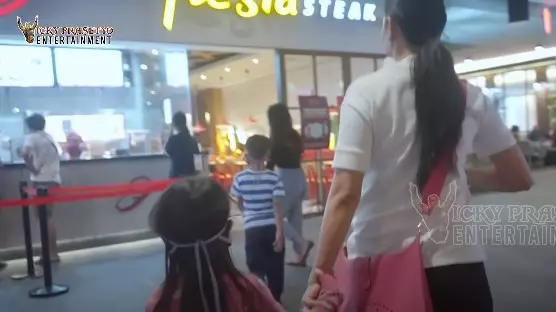 Kebersamaan Kalina dan keluarga Vicky Prasetyo © Istimewa