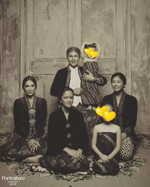 pemotretan keluarga usung adat jawa © Instagram