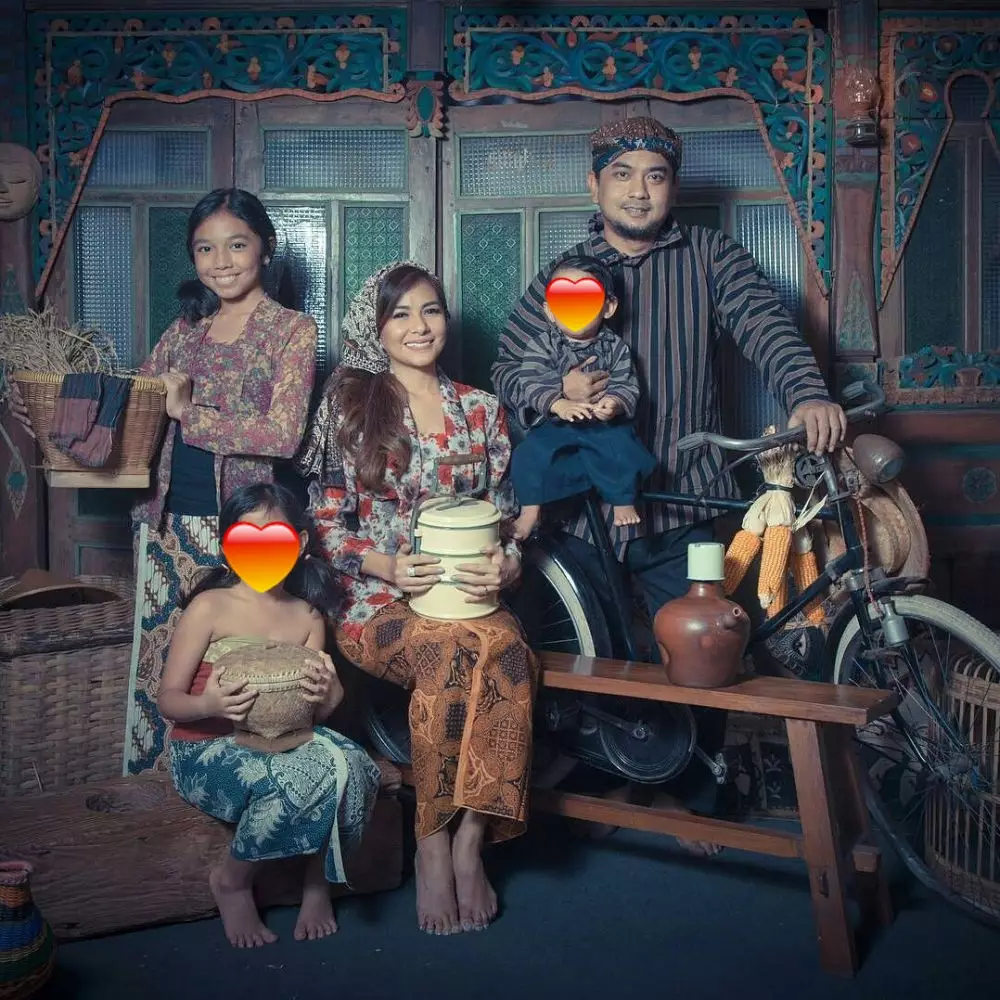 pemotretan keluarga usung adat jawa © Instagram pemotretan keluarga usung adat jawa © Instagram