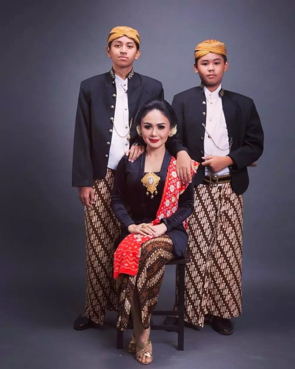 pemotretan keluarga usung adat jawa © Instagram pemotretan keluarga usung adat jawa © Instagram