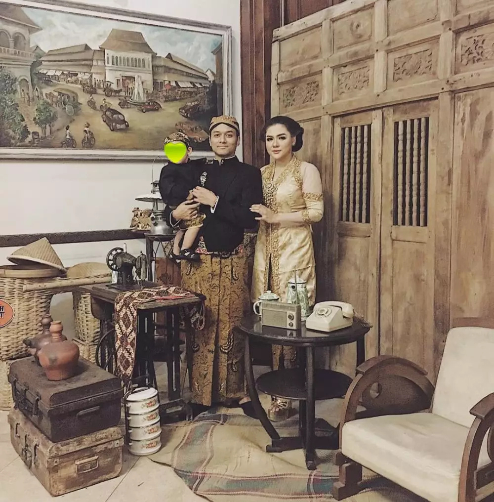 pemotretan keluarga usung adat jawa © Instagram pemotretan keluarga usung adat jawa © Instagram