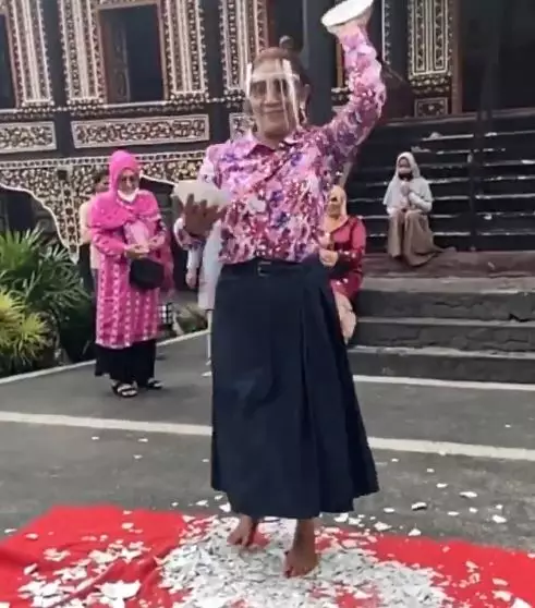 Susi tari piring © Twitter