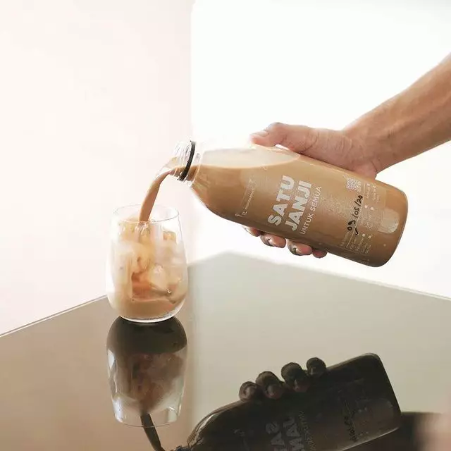 tren minum kopi literan © Instagram