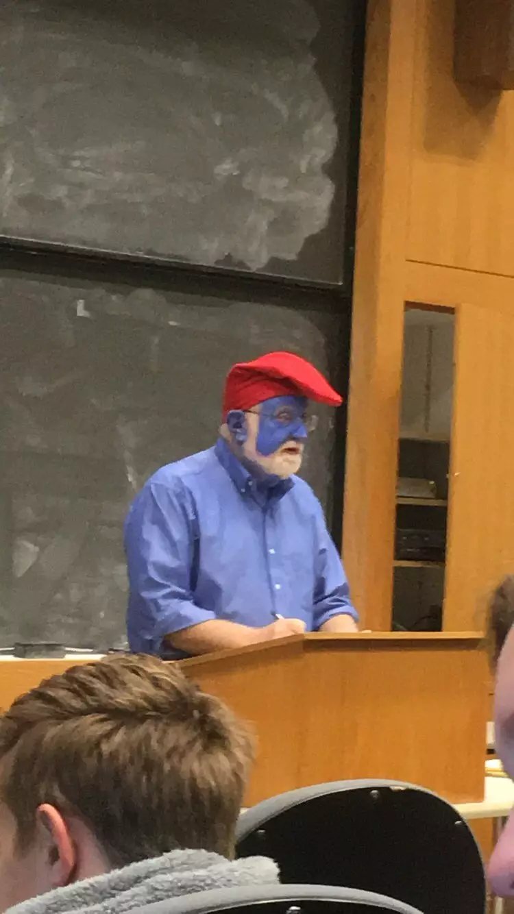 guru mengajar pakai kostum  © Berbagai sumber