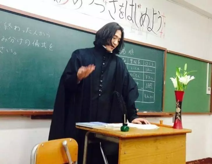 guru mengajar pakai kostum  © Berbagai sumber