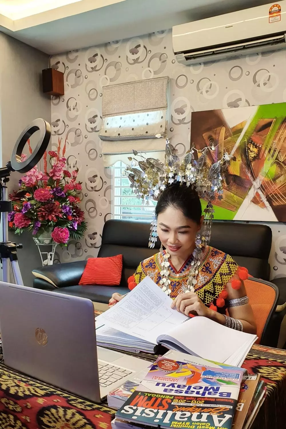 guru mengajar pakai kostum  © Berbagai sumber