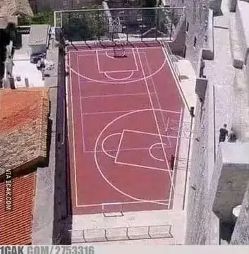 lapangan nyeleneh © Berbagai sumber lapangan nyeleneh © Berbagai sumber