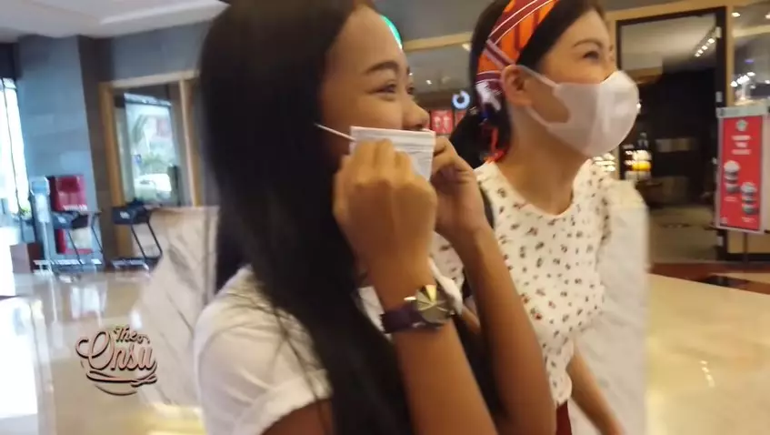 Momen Sarwendah belikan perlengkapan sekolah © Instagram & YouTube