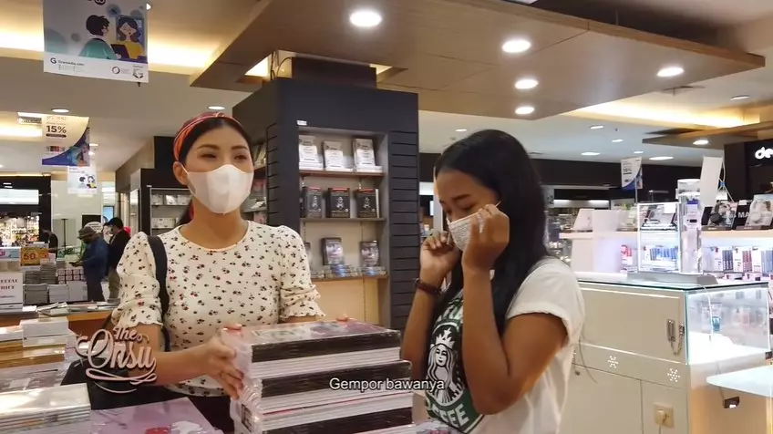 Momen Sarwendah belikan perlengkapan sekolah © Instagram & YouTube