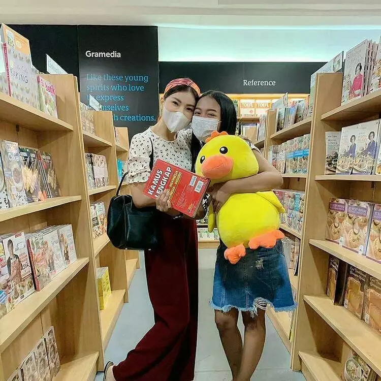 Momen Sarwendah belikan perlengkapan sekolah © Instagram & YouTube