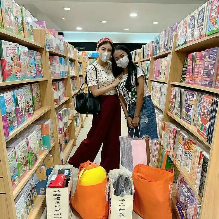 Momen Sarwendah belikan perlengkapan sekolah © Instagram & YouTube