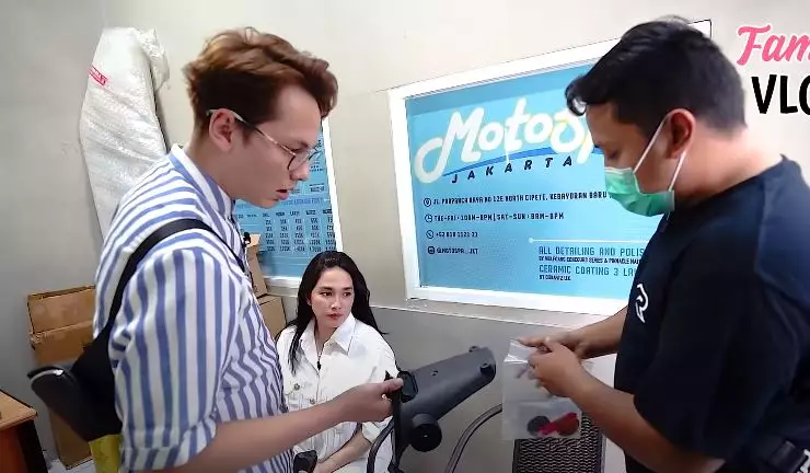 Momen Ussy dapat vespa dari Andhika  © YouTube Momen Ussy dapat vespa dari Andhika  © YouTube