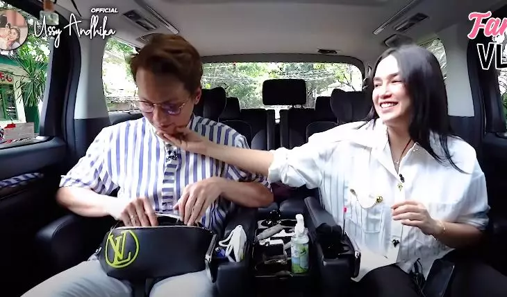 Momen Ussy dapat vespa dari Andhika  © YouTube Momen Ussy dapat vespa dari Andhika  © YouTube