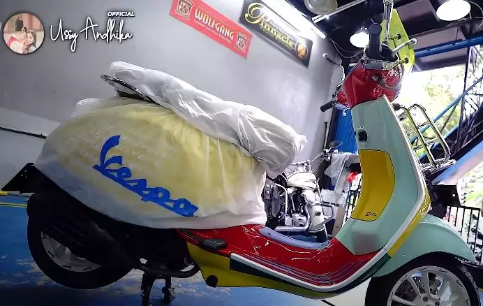 Momen Ussy dapat vespa dari Andhika  © YouTube Momen Ussy dapat vespa dari Andhika  © YouTube