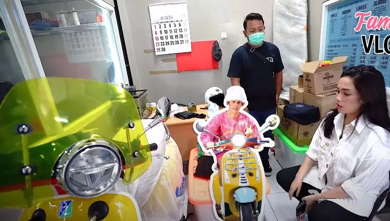 Momen Ussy dapat vespa dari Andhika  © YouTube Momen Ussy dapat vespa dari Andhika  © YouTube