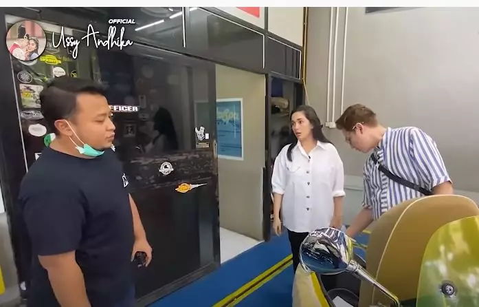 Momen Ussy dapat vespa dari Andhika  © YouTube Momen Ussy dapat vespa dari Andhika  © YouTube