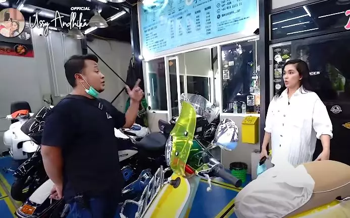 Momen Ussy dapat vespa dari Andhika  © YouTube Momen Ussy dapat vespa dari Andhika  © YouTube