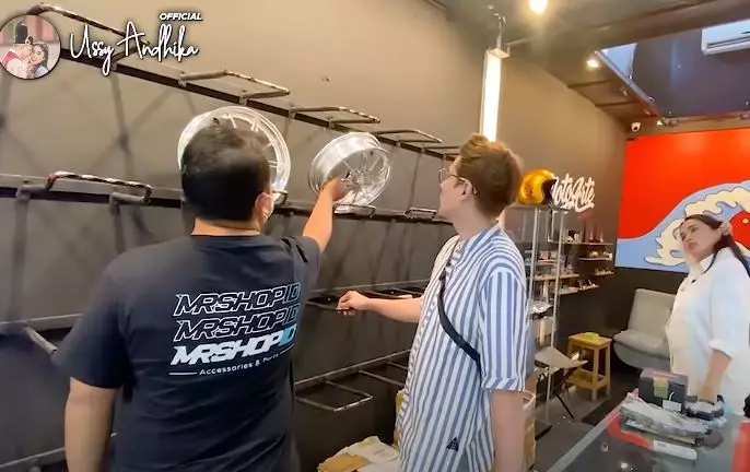 Momen Ussy dapat vespa dari Andhika  © YouTube Momen Ussy dapat vespa dari Andhika  © YouTube