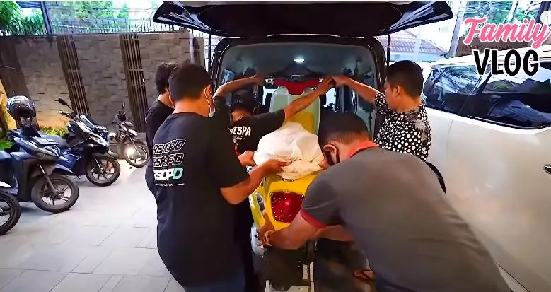 Momen Ussy dapat vespa dari Andhika  © YouTube Momen Ussy dapat vespa dari Andhika  © YouTube