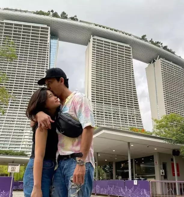 Densu dan istri © Instagram