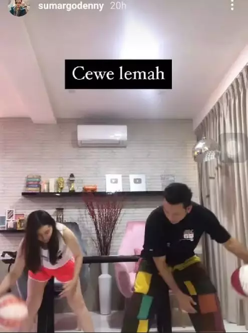 Densu dan istri © Instagram