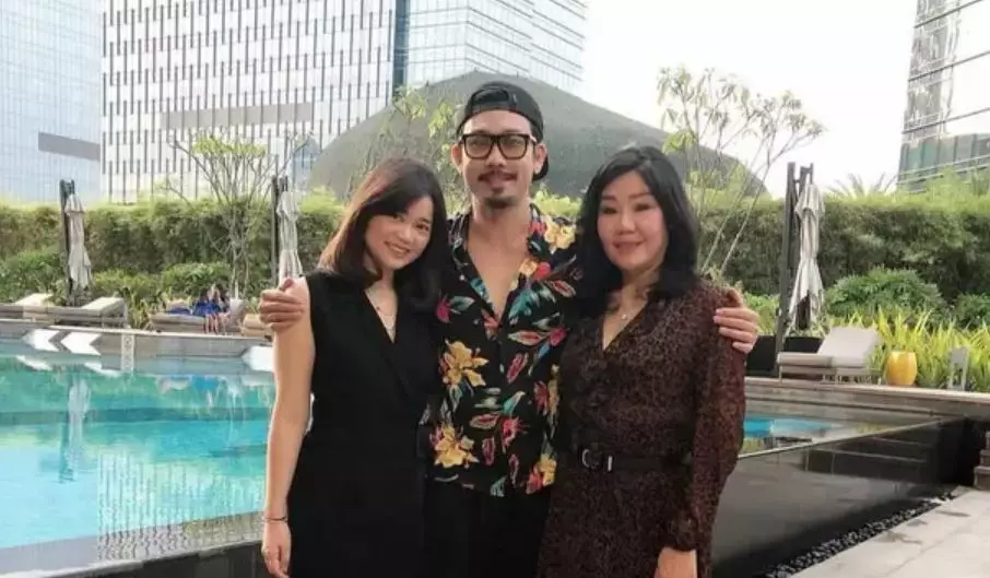 Densu dan istri © Instagram