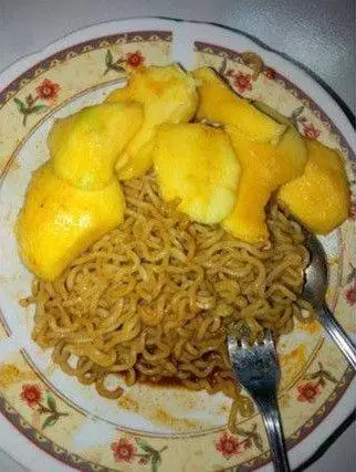 makan mi goreng nyeleneh Berbagai sumber