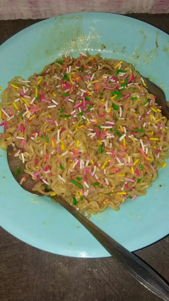 makan mi goreng nyeleneh Berbagai sumber