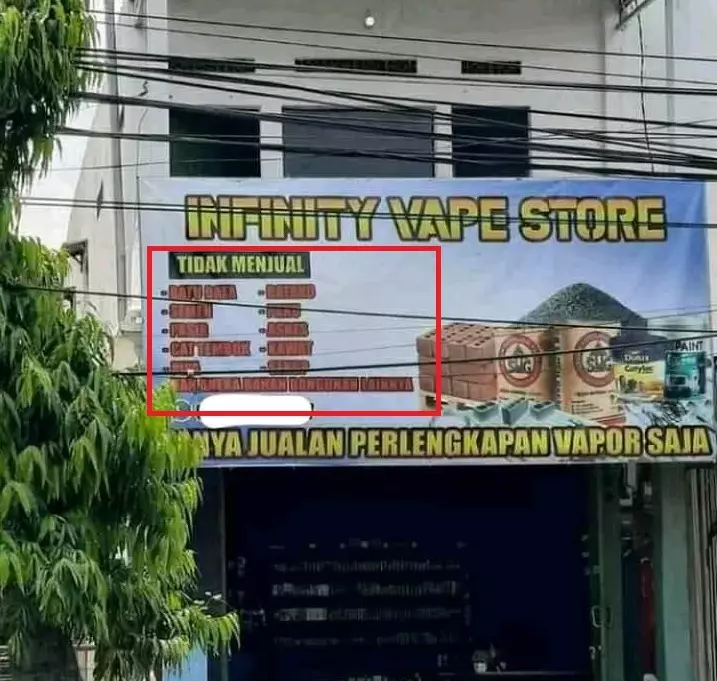 Keterangan di spanduk toko © Twitter Keterangan di spanduk toko © Twitter