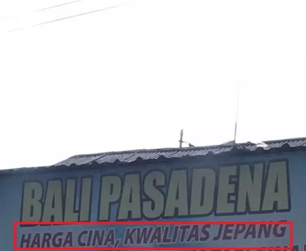 Keterangan di spanduk toko © Twitter Keterangan di spanduk toko © Twitter